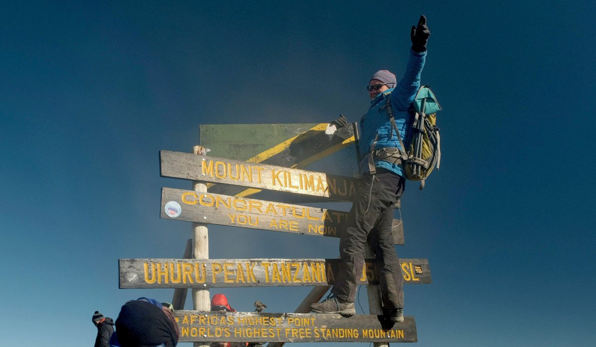 Wie der achttägige Aufstieg verlief, was für Hürden er nehmen musste und warum ihn die Höhe magisch anzieht, davon berichtet der Film: Wie man auf den Kilimanjaro steigt - mit und ohne Krücken".